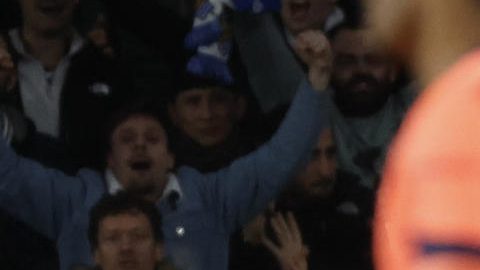 El jugador de la Real Sociedad Gonçalo Guedes, celbra su gol contra el Barcelona, durante el partido de LaLiga EA Sports que Real Sociedad y FC Barcelona disputan este domingo en el estadio de Anoeta, en San Sebastián.