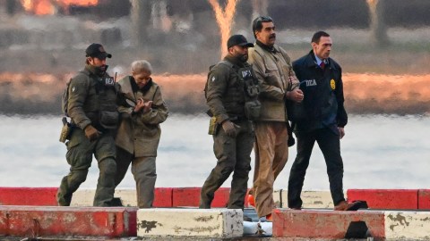 Ambos usaron auriculares para seguir la traducción del procedimiento.