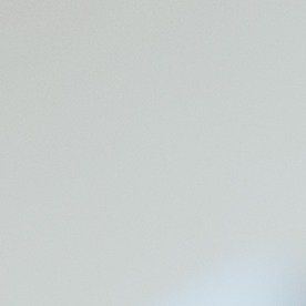 Persona sale de una oficina con una caja de pertenencias mientras un robot trabaja en un escritorio cercano