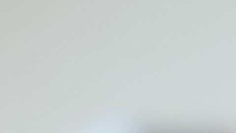 Persona sale de una oficina con una caja de pertenencias mientras un robot trabaja en un escritorio cercano