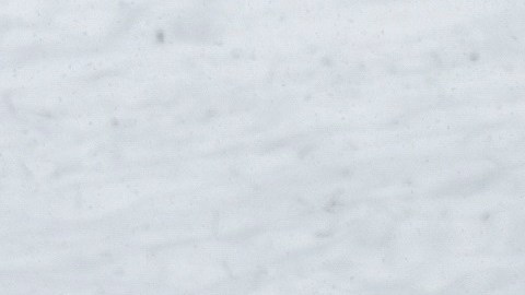 Chicos juegan con la nieve en un sector de Brooklyn.