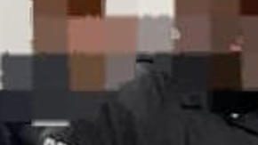 Un policía venezolano solidario finalmente calmó a los manifestantes asegurándoles que Maduro ya estaba dentro de las instalaciones de la cárcel.