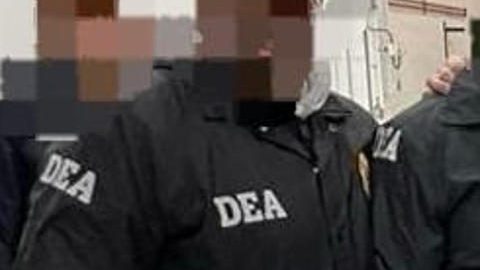 Un policía venezolano solidario finalmente calmó a los manifestantes asegurándoles que Maduro ya estaba dentro de las instalaciones de la cárcel.