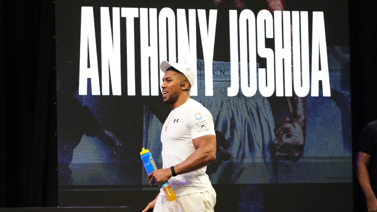 Anthony Joshua publica foto con su madre y la familia de sus amigos muertos en el accidente