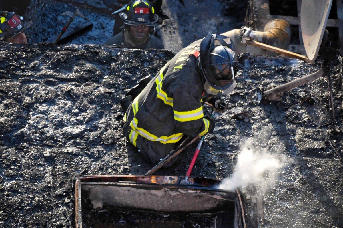 Incendio de cuatro alarmas mata a una persona y hiere a más de una docena en un edificio de El Bronx