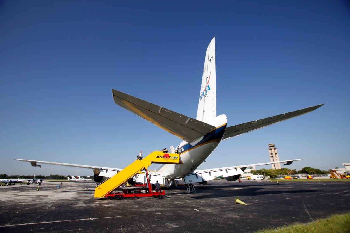 Avión de la NASA en llamas realiza dramático aterrizaje en un aeropuerto en Texas