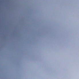 En esta foto del lunes 21 de enero de 2019, una bandera estadounidense ondea en una barrera fronteriza en El Paso, Texas.