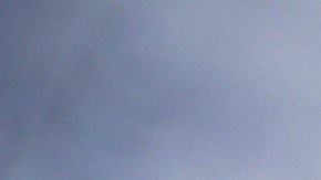 En esta foto del lunes 21 de enero de 2019, una bandera estadounidense ondea en una barrera fronteriza en El Paso, Texas.