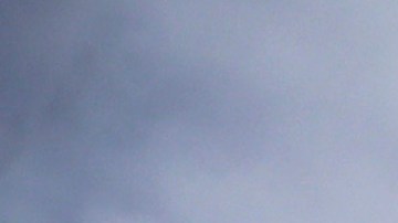 En esta foto del lunes 21 de enero de 2019, una bandera estadounidense ondea en una barrera fronteriza en El Paso, Texas.