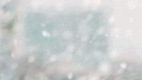 Una mujer cruza en bicicleta el puente de Brooklyn durante una tormenta de nieve.