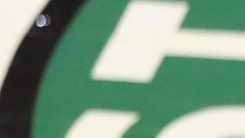 El base de los Golden State Warriors, Stephen Curry (30), avanza con el balón por la cancha ante el base de los Boston Celtics, Marcus Smart (36), durante el segundo cuarto del sexto partido de las Finales de la NBA de baloncesto, el jueves 16 de junio de 2022, en Boston.