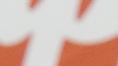 El brasileño Neymar hace un gesto al entrar al campo durante una sesión de entrenamiento de la selección brasileña.