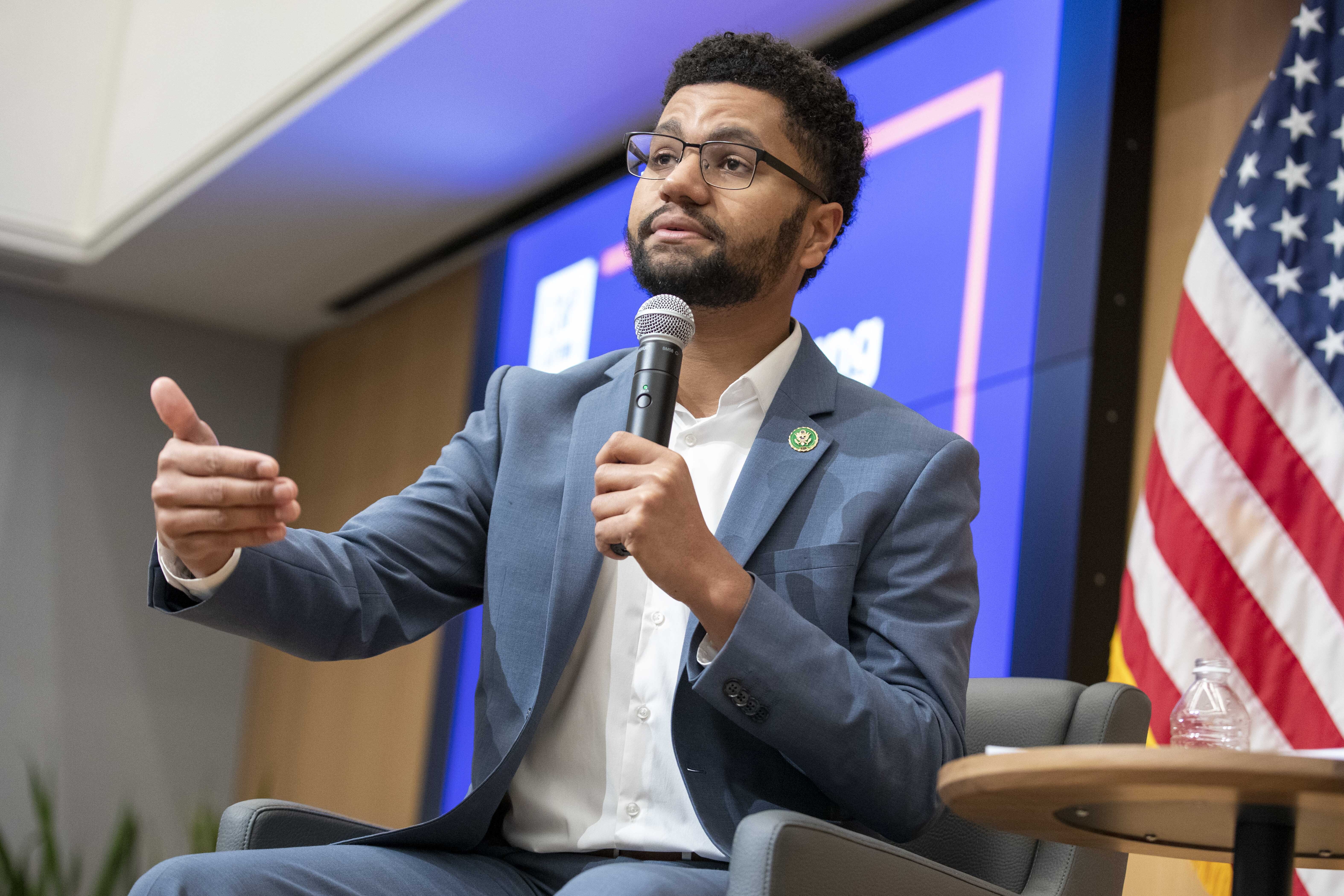 Hombre agrede a congresista demócrata en el Festival de Cine de Sundance y le grita que Trump lo deportará