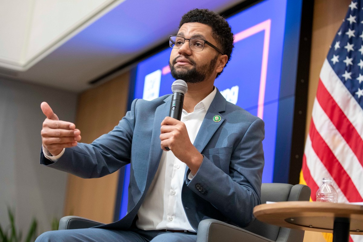 Hombre agrede a congresista demócrata en el Festival de Cine de Sundance y le grita que Trump lo deportará