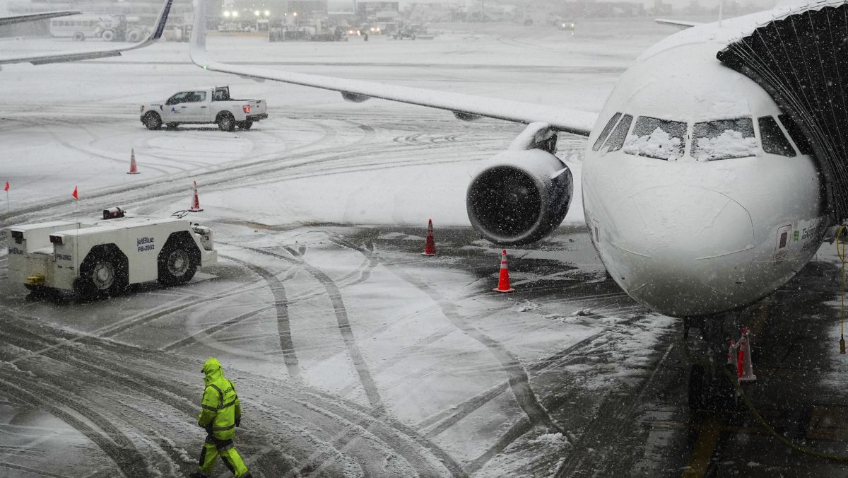 EE.UU. espera vuelta a la normalidad el miércoles en los vuelos tras tormenta invernal