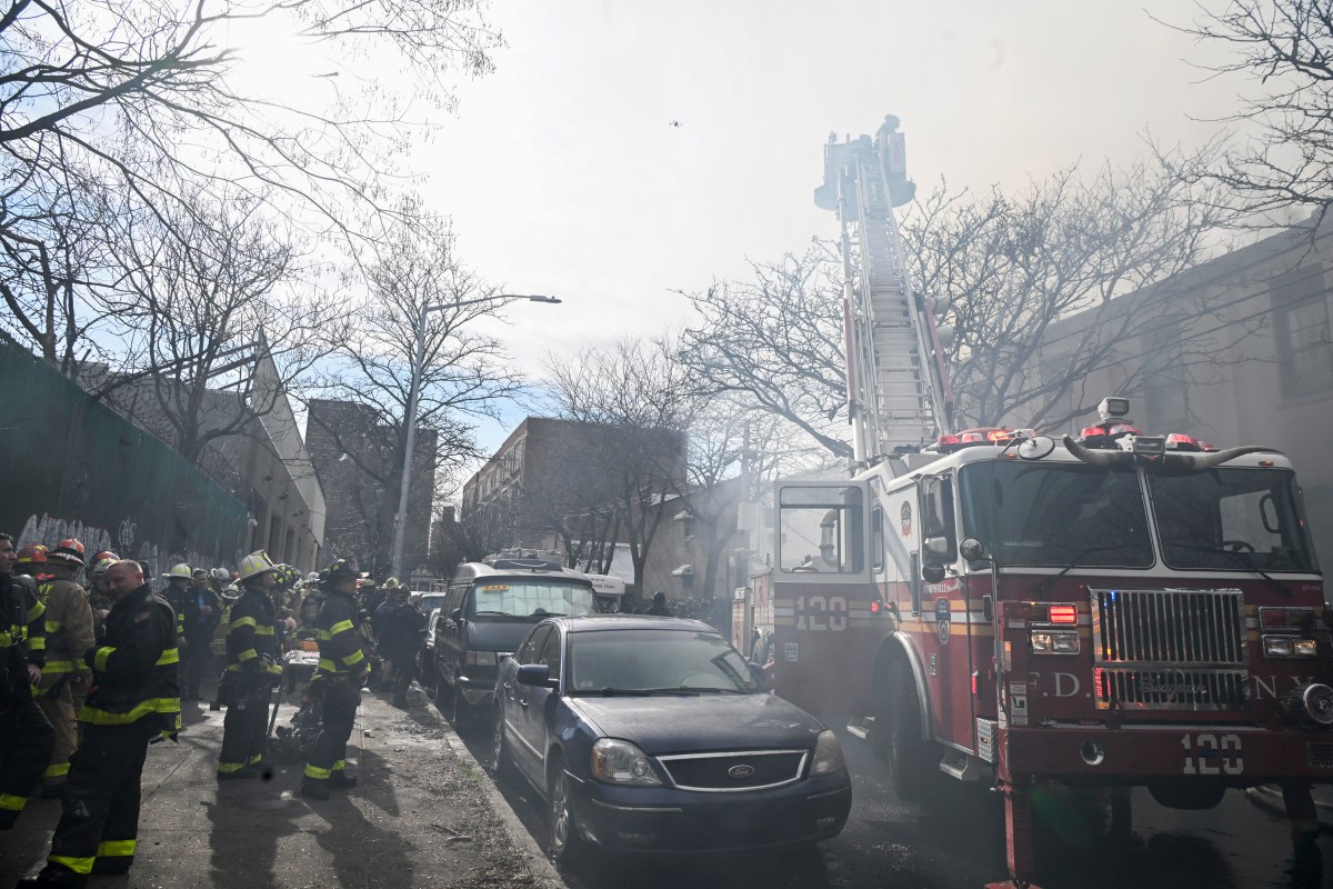 Incendio de 5 alarmas deja 3 heridos en un edificio de El Bronx, según FDNY