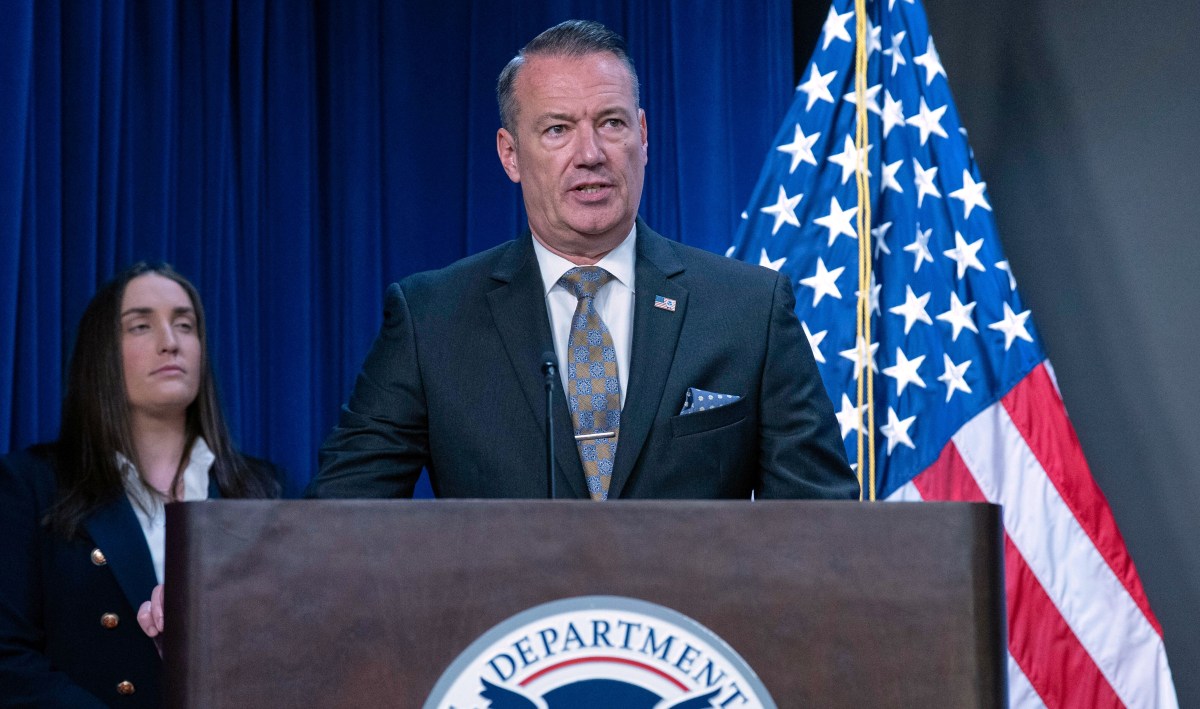 Juez amenaza con declarar en desacato al director interino de ICE por ignorar órdenes judiciales