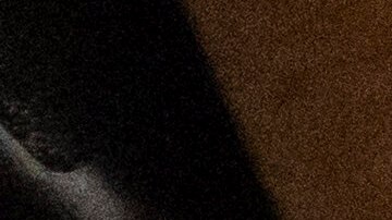 Un agente federal porta una placa del Servicio de Inmigración y Control de Aduanas (ICE) frente a un tribunal de inmigración.