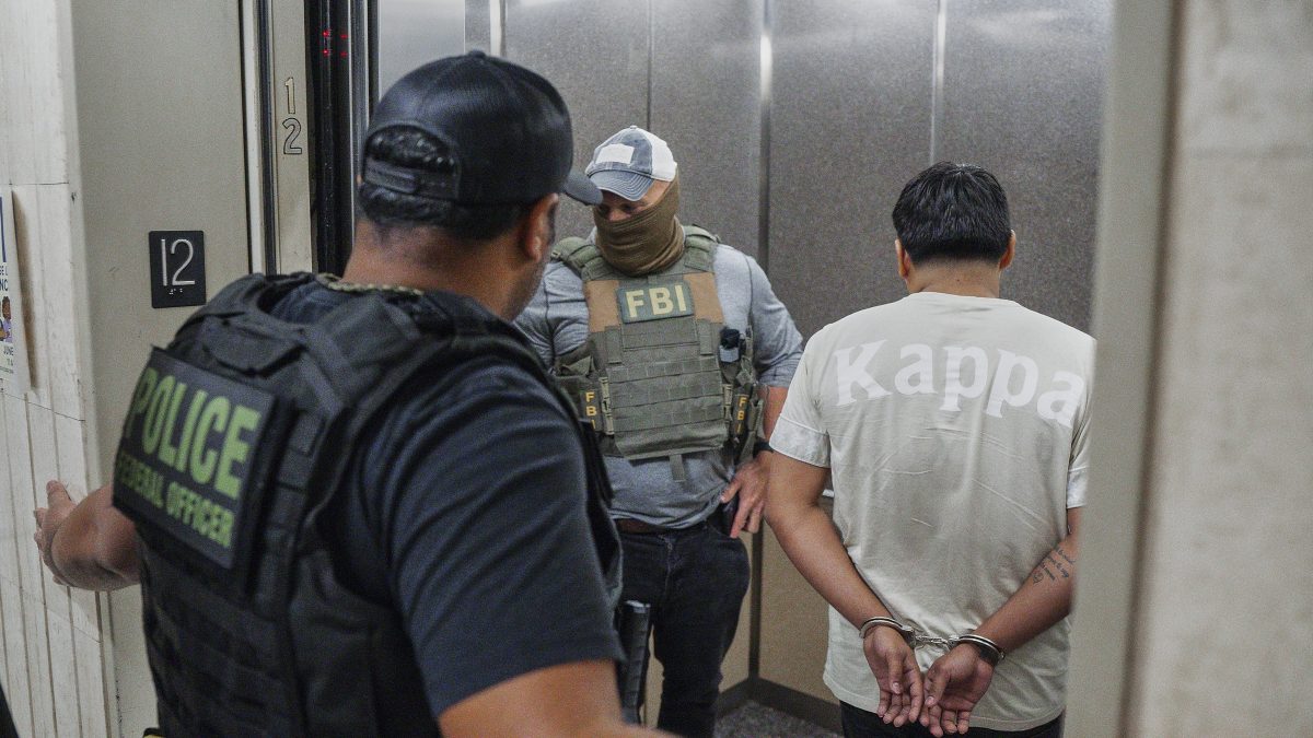 Hochul y Mamdani denuncian detención de personal del Ayuntamiento en medio de arrestos en citas de inmigración de rutina