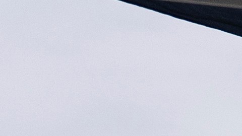 Una mesa cubierta con un mantel que dice "ICE Out of LA" se encuentra bajo un toldo junto al centro de empleo para jornaleros, afuera de un Home Depot en el barrio de Van Nuys de Los Ángeles, el 28 de agosto de 2025.