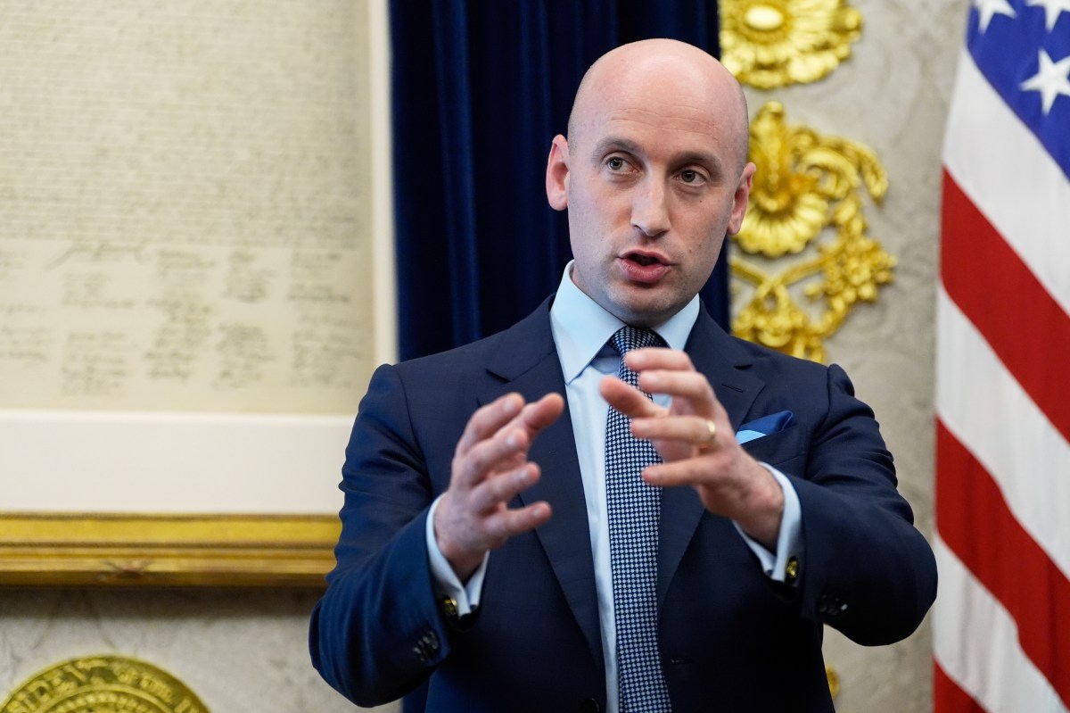 Asesor de migración de la Casa Blanca duda del protocolo seguido por los agentes tras muerte de Alex Pretti