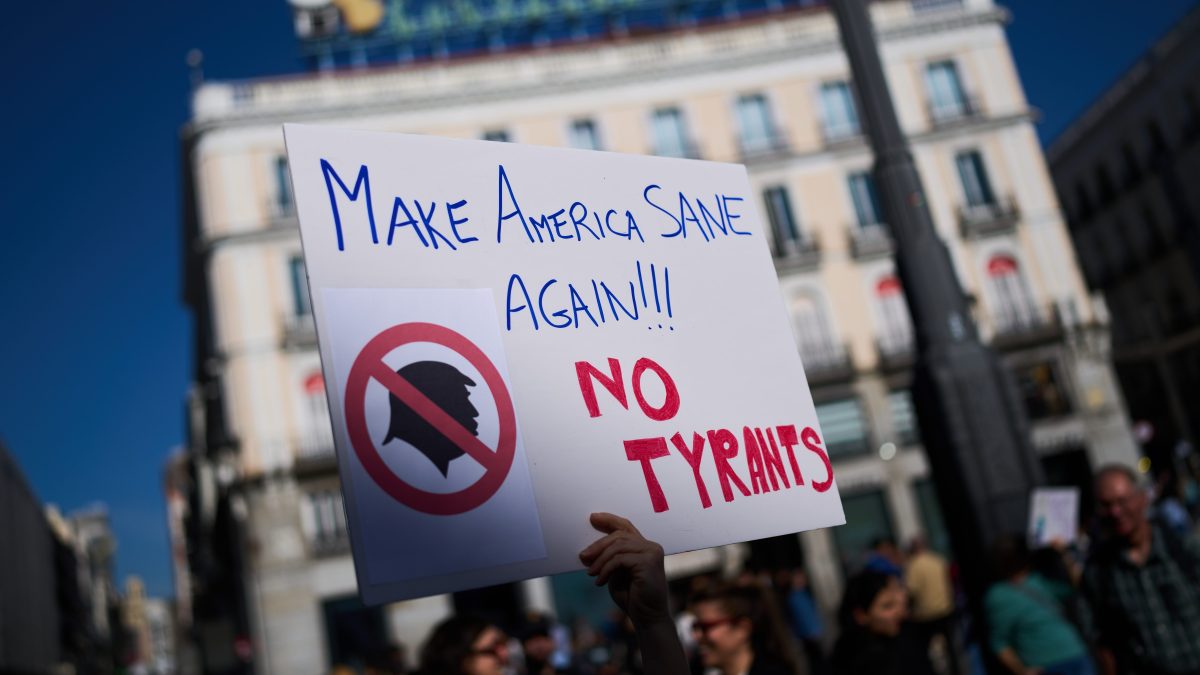 Miles de neoyorquinos saldrán antes de sus trabajos para protestar contra el aniversario de la investidura de Trump