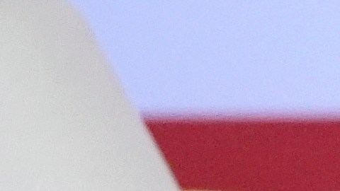 Partidarios sostienen un cartel en apoyo a Donald Trump, el 12 de septiembre de 2024, en Tucson, Arizona.