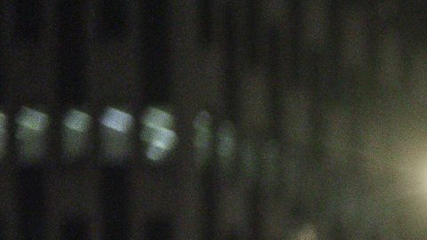 Un agente del NYPD detiene a una manifestante durante una protesta contra la represión migratoria.