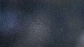 El receptor de los Kansas City Chiefs, Rashee Rice (4), corre superando al linebacker de Los Angeles Chargers, Daiyan Henley (0), tras atrapar un pase durante un partido de fútbol americano de la NFL el domingo 14 de diciembre de 2025 en Kansas City, Misuri.