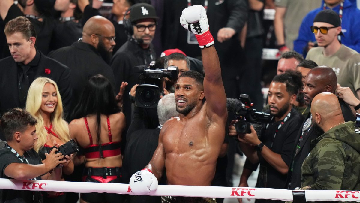 Anthony Joshua prometió a apoyar eternamente a las familias de sus amigos fallecidos en el trágico accidente