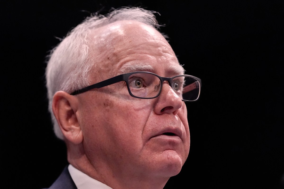 Tim Walz cataloga de “táctica autoritaria” supuesta investigación del DOJ por obstaculizar operativos federales en Minnesota