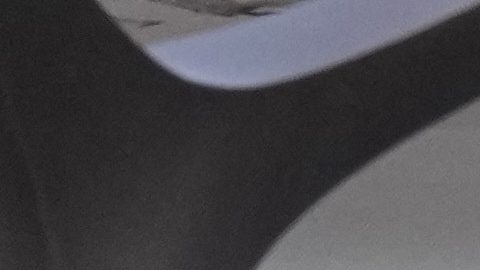 En la imagen, tomada el viernes 2 de enero de 2026 por la mañana en Crans-Montana, en los Alpes suizos, se ve el bar Le Constellation, que permanece acordonado tras el devastador incendio que causó muertos y heridos durante las celebraciones de Año Nuevo.