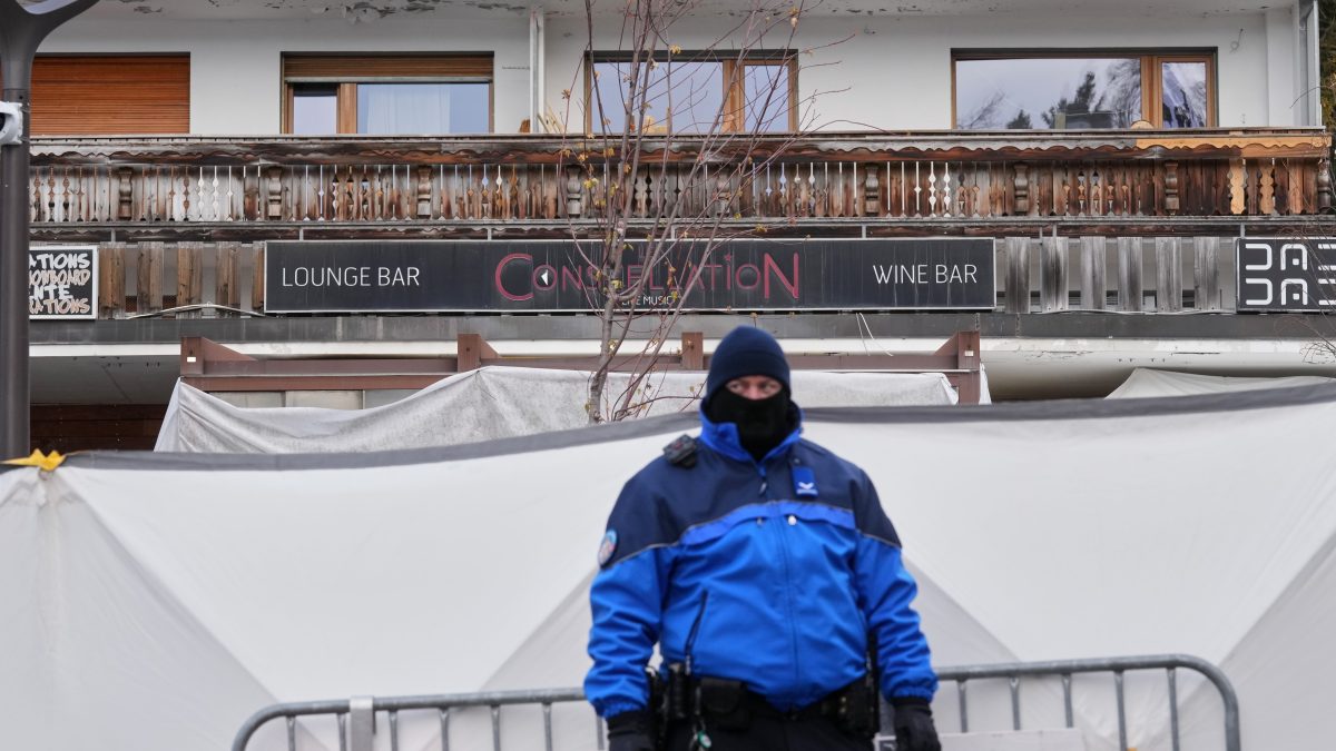 Futbolista francés de 19 años sufre quemaduras graves tras incendio en discoteca en Suiza