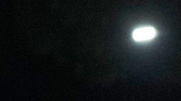 Peatones corren tras escucharse explosiones y el sobrevuelo de aviones a baja altura en Caracas, Venezuela, la madrugada del sábado 3 de enero de 2026.