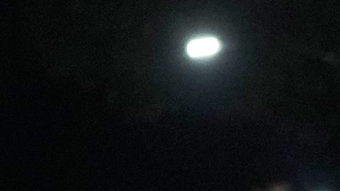 Peatones corren tras escucharse explosiones y el sobrevuelo de aviones a baja altura en Caracas, Venezuela, la madrugada del sábado 3 de enero de 2026.