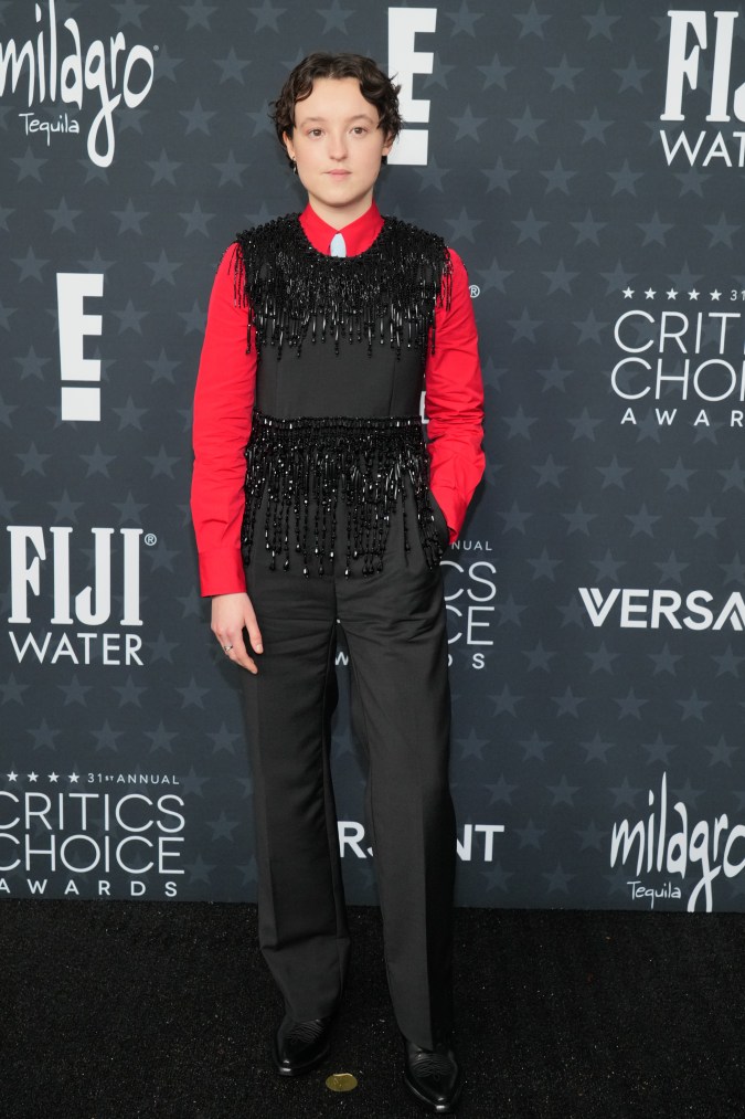 Bella Ramsey en la alfombra roja de los Critics Choice Awards 2026.