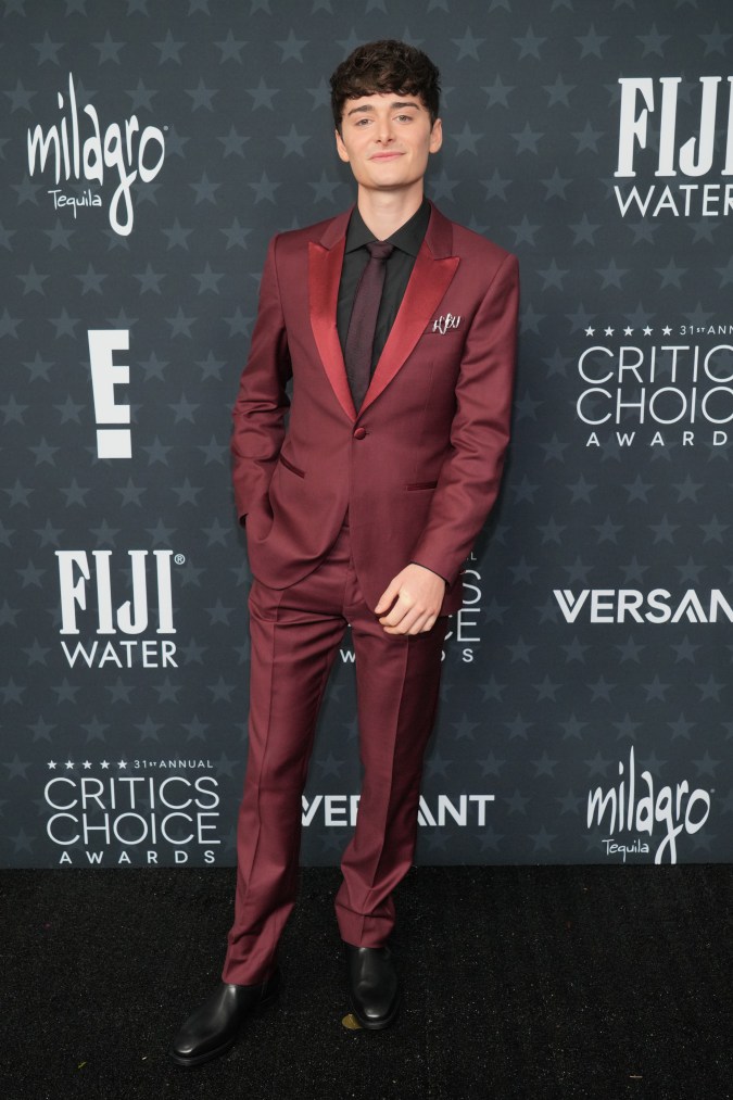 Noah Schnapp en la alfombra roja de los Critics Choice Awards 2026.