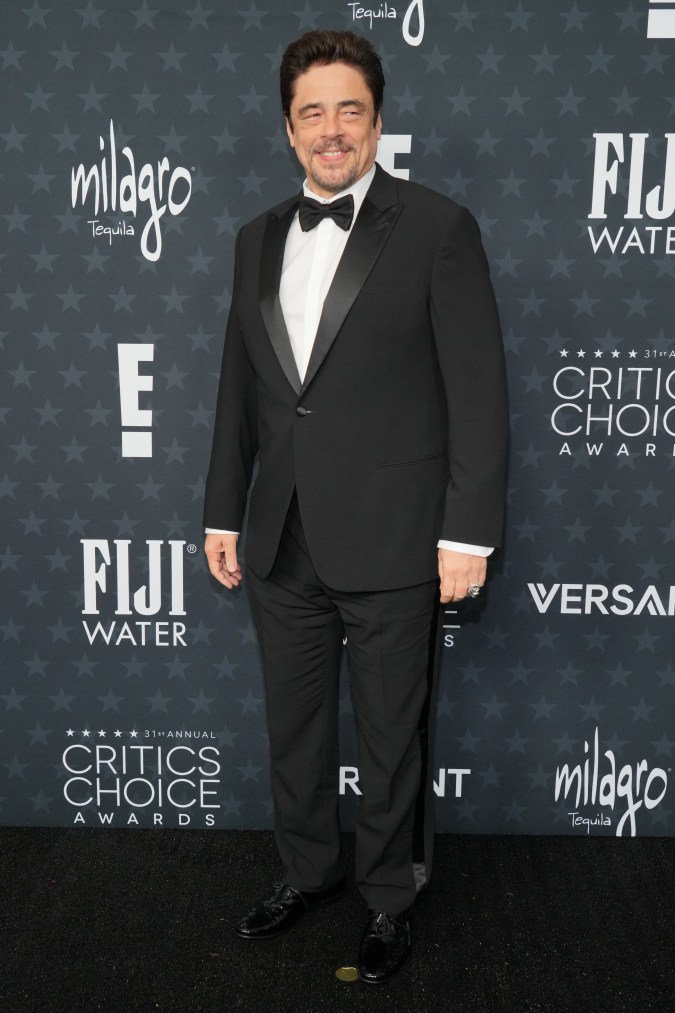 Benicio Del Toro en la alfombra roja de los Critics Choice Awards 2026.