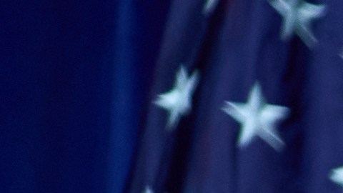 El presidente Donald Trump señala a la multitud al retirarse del escenario tras dirigirse a los legisladores republicanos de la Cámara de Representantes durante su retiro anual de políticas, el martes 6 de enero de 2026, en Washington.