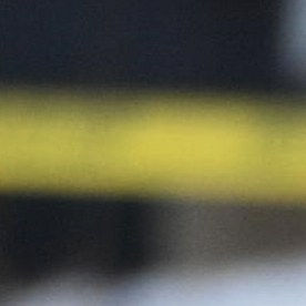 Se observa un impacto de bala en el parabrisas mientras agentes del orden trabajan en el lugar de un tiroteo en el que participaron agentes federales.