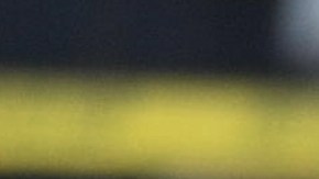 Se observa un impacto de bala en el parabrisas mientras agentes del orden trabajan en el lugar de un tiroteo en el que participaron agentes federales.