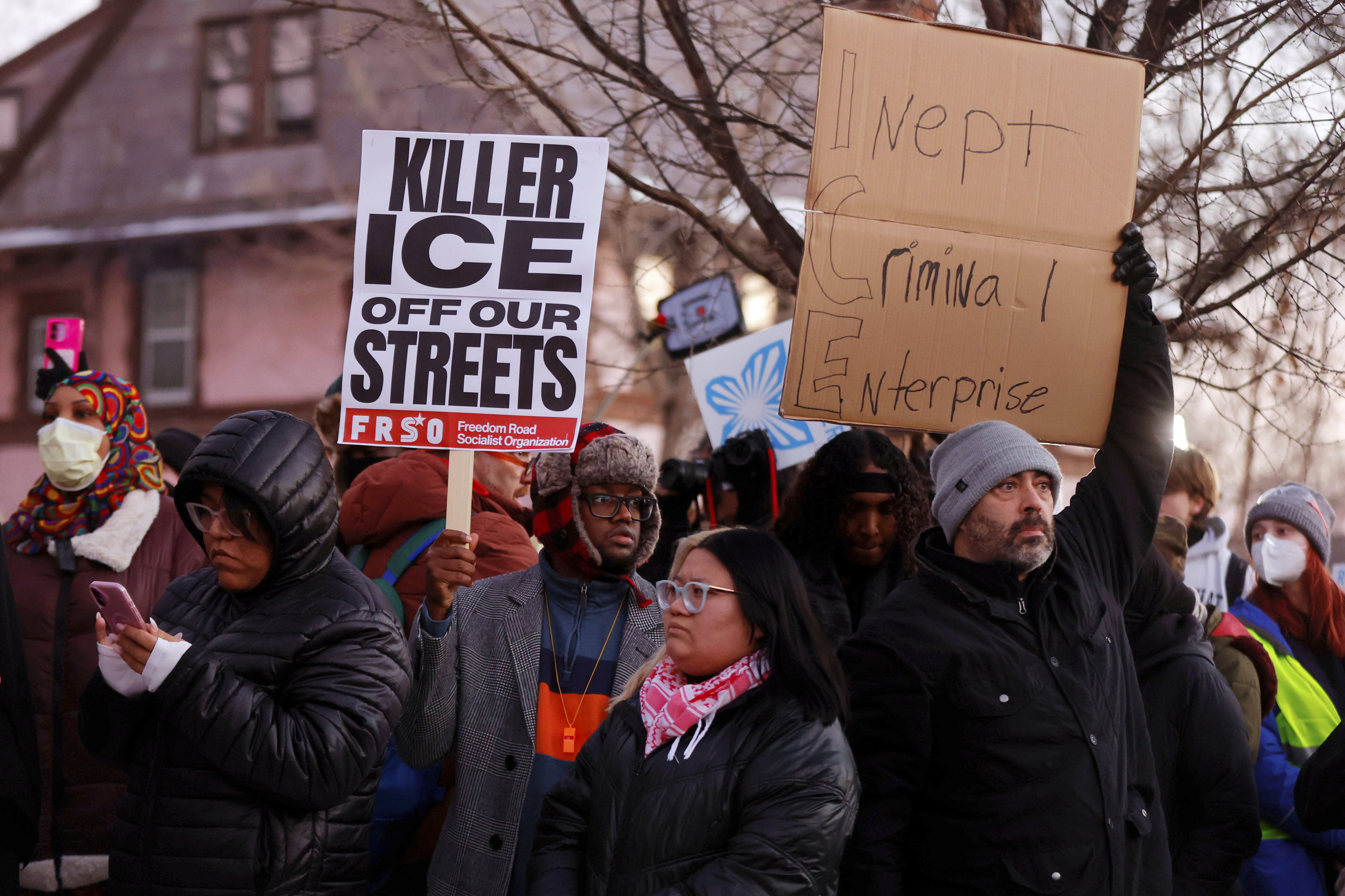 Mujer asesinada por agente de ICE estaba cuidando a sus vecinos, según ...