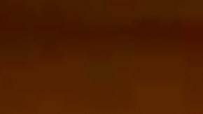 Esta captura de pantalla de un video publicado por la televisión estatal iraní muestra vehículos en llamas durante una noche de protestas masivas en Teherán.