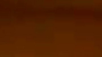 Esta captura de pantalla de un video publicado por la televisión estatal iraní muestra vehículos en llamas durante una noche de protestas masivas en Teherán.