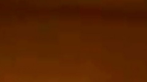 Esta captura de pantalla de un video publicado por la televisión estatal iraní muestra vehículos en llamas durante una noche de protestas masivas en Teherán.