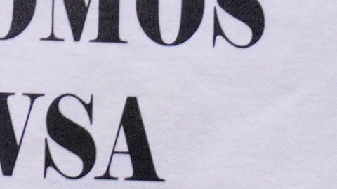 Familiares de los presos se mantienen en vigilia permanente fuera de las cárceles.