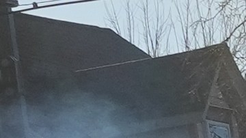 Un manifestante corre entre gases lacrimógenos cerca del lugar donde Renee Good fue asesinada a tiros por un agente de ICE la semana pasada, el martes 13 de enero de 2026, en Minneapolis.