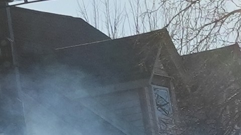 Un manifestante corre entre gases lacrimógenos cerca del lugar donde Renee Good fue asesinada a tiros por un agente de ICE la semana pasada, el martes 13 de enero de 2026, en Minneapolis.