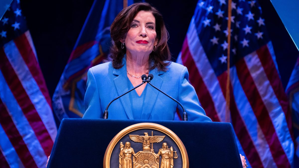 Hochul gana ventaja en recaudación de fondos para su campaña, pero las finanzas públicas de NY cerrarían la brecha frente a sus rivales