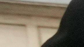 Una mujer llora junto a ataúdes cubiertos con banderas de un grupo de fuerzas de seguridad, quienes murieron en las protestas antigubernamentales, en su funeral.